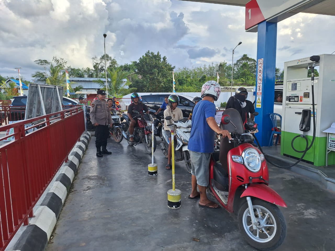 Hindari Ketidakstabilan Situasi di SPBU, Polsek Teweh Tengah Laksanakan Patroli Ke SPBU di Wilayah Hukum Teweh Tengah
