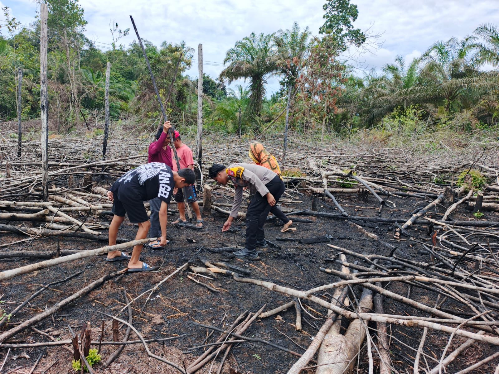 Dukung Ketahanan Pangan, Bhabinkamtibmas Bersama Warga Laksanakan Tanam Jagung