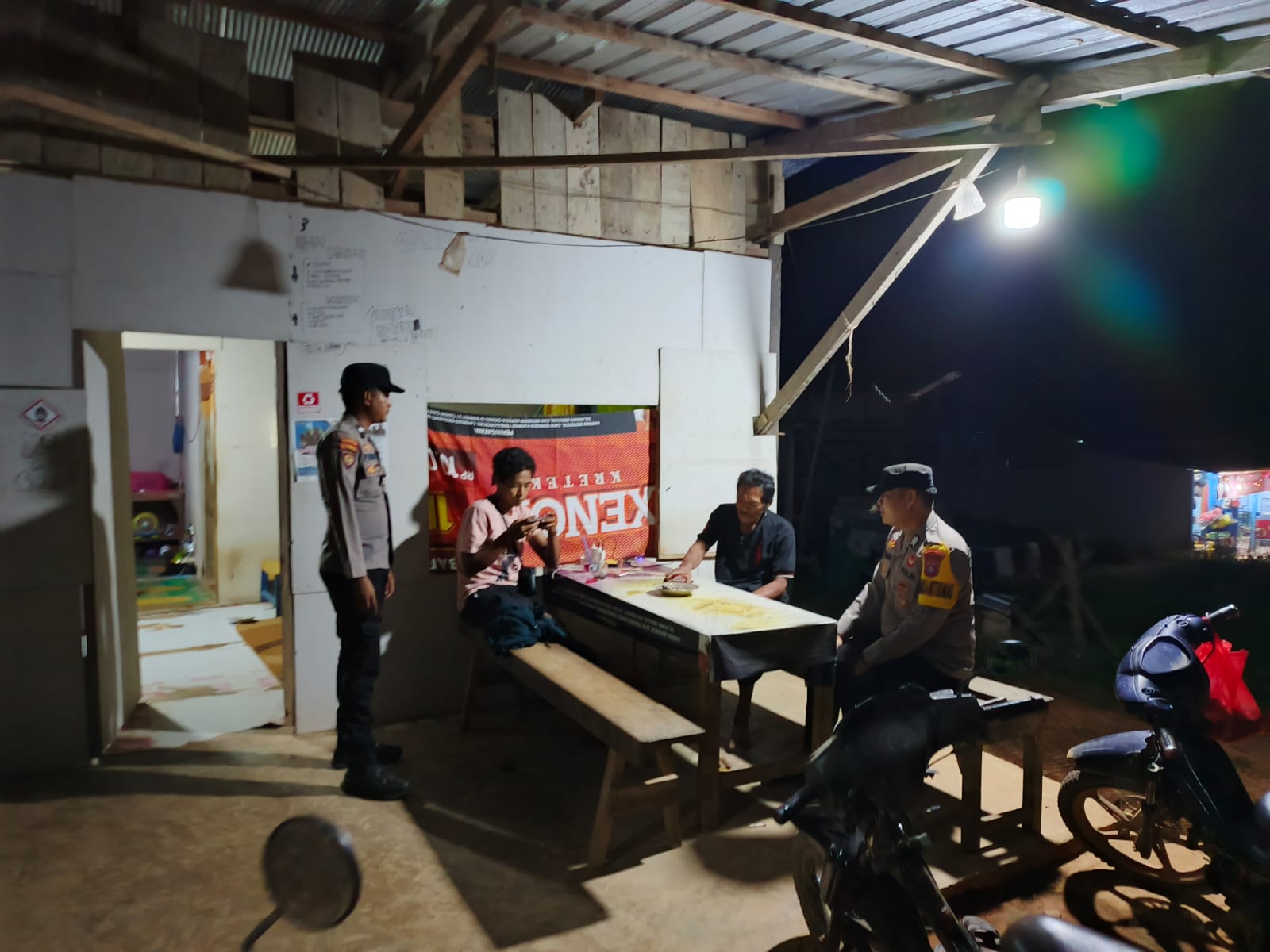 Lewat Patroli Dialogis, Personel Piket Polsek Lamandau Sosialisasikan Dampak Judi Online