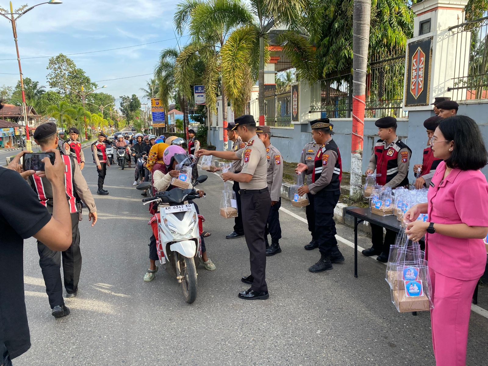 *Berbagi Kemuliaan di Bulan Suci Ramadhan 1447 H ( BERLIAN) Polres Barito Timur Tebar Takjil untuk Masyarakat*