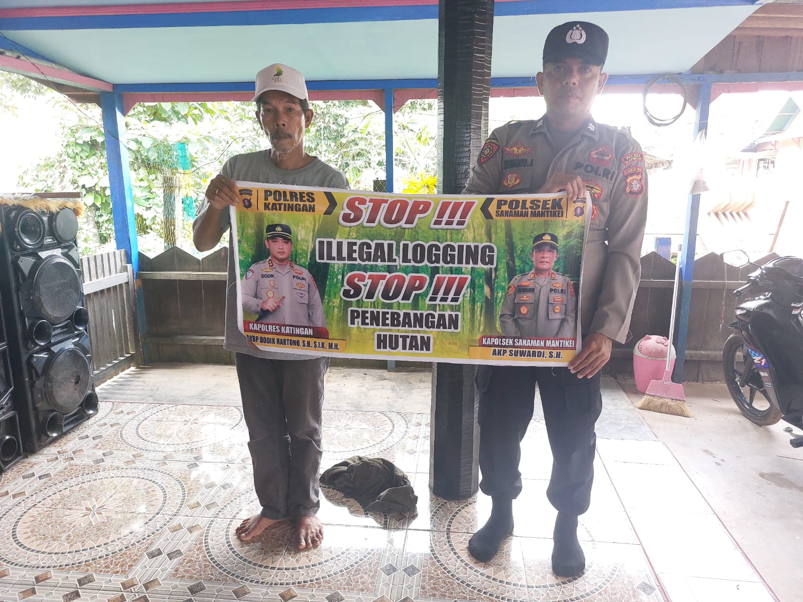 Bhabinkamtibmas laksanakan Sosialisasikan tentang larangan dan sangsi Pidana bagi pelaku Ilegal Logging kepada masyarakat di  Desa Binaan.