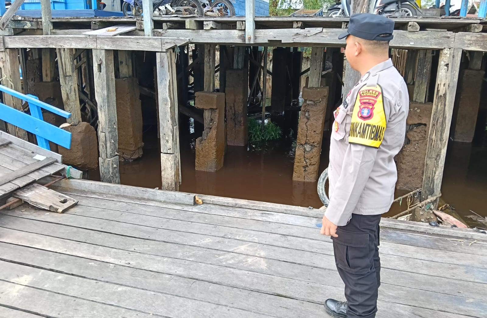 Personil Polsek Katingan Kuala Rutin Melakukan Pengecekan Debit Air Di Pelabuhan Pegatan