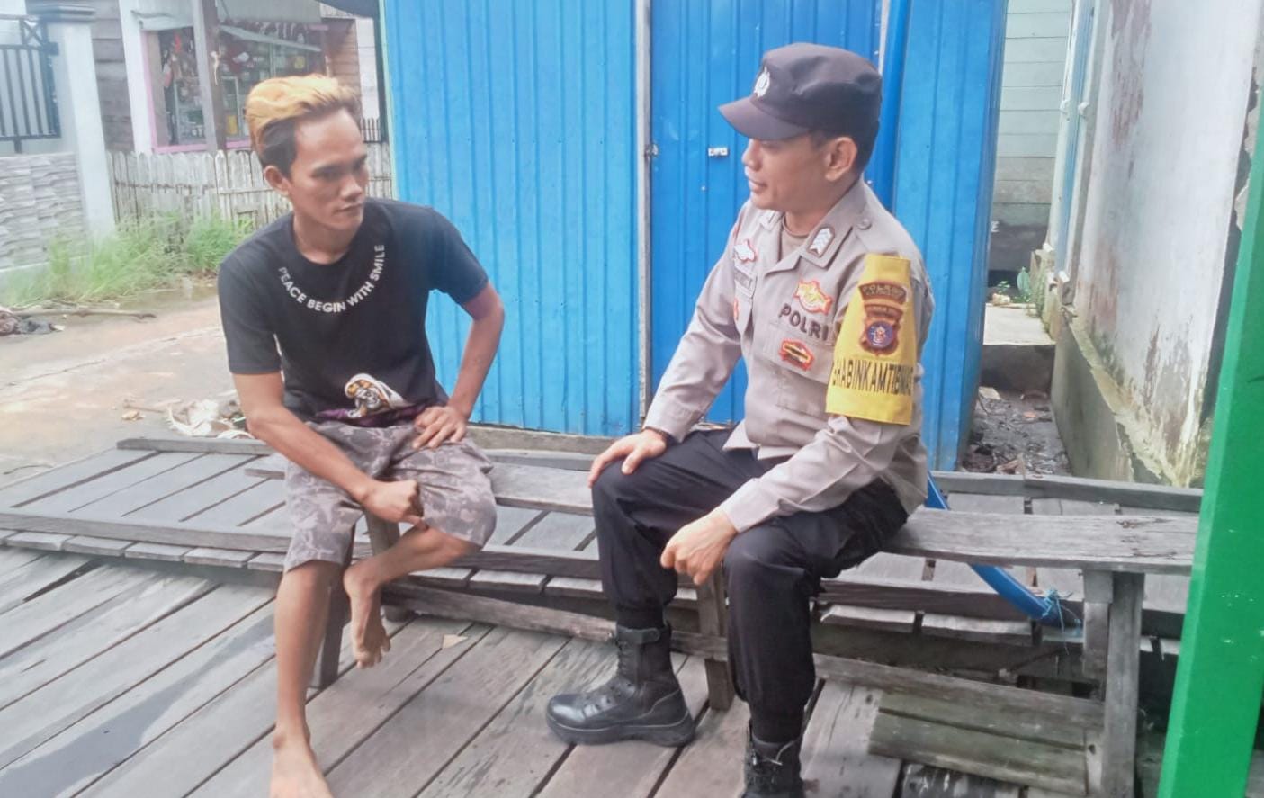 Anggota bhabinkamtibmas Polsek Katingan Kuala Sambang masyarakat Desa Binaannya