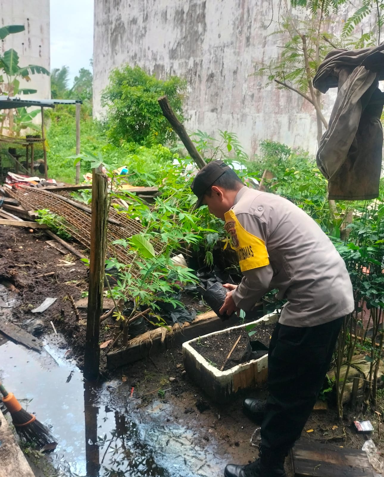 Bhabinkamtibmas Desa Kampung Tengah Sambangi Masyarakat Pemilik Pemanfaatan Lahan Pekarangan