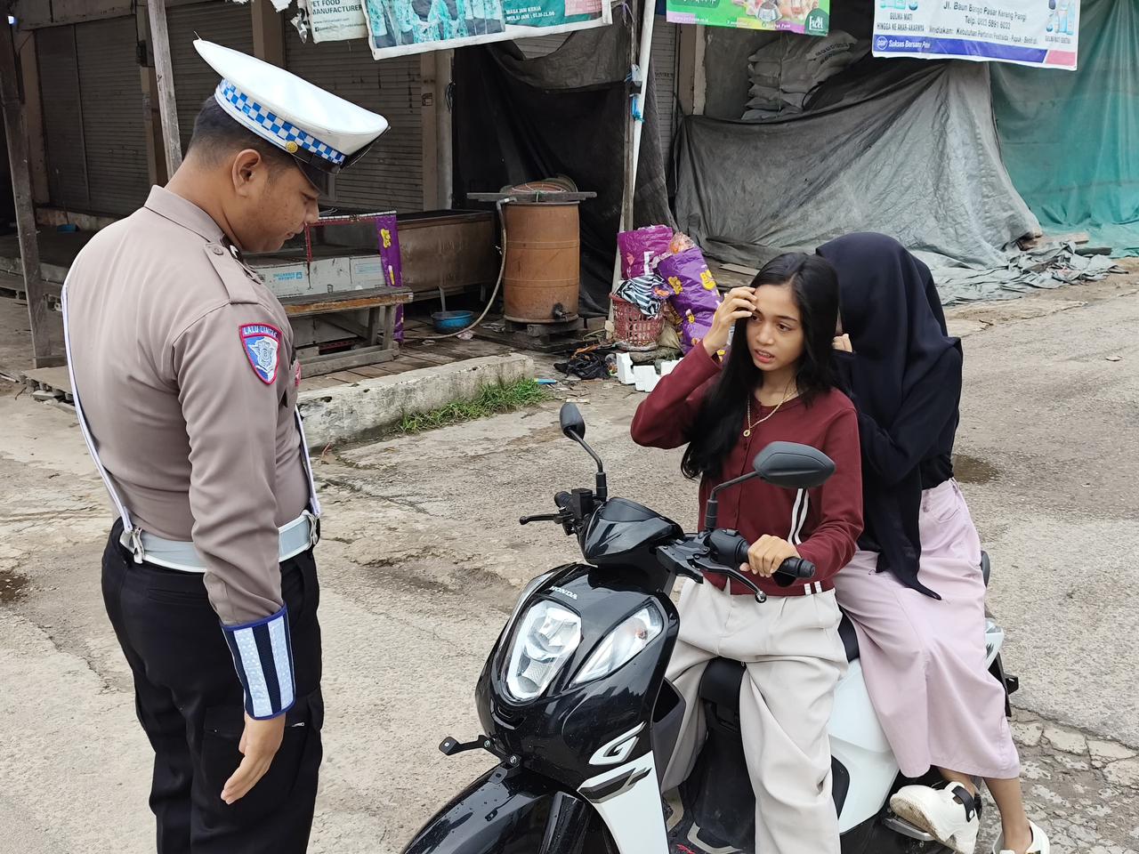 *Tidak Menggunakan Helm Saat Berkendara Personel Satlantas Berikan Teguran Humanis*.