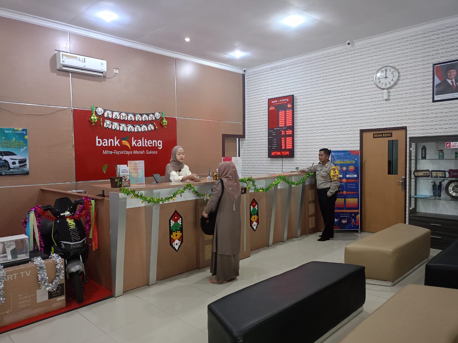 Antisipasi Terjadinya Bencana Banjir, Personil Polsek Katingan Kuala Rutin Melakukan Pengecekan Debit Air Di Wilayahnya