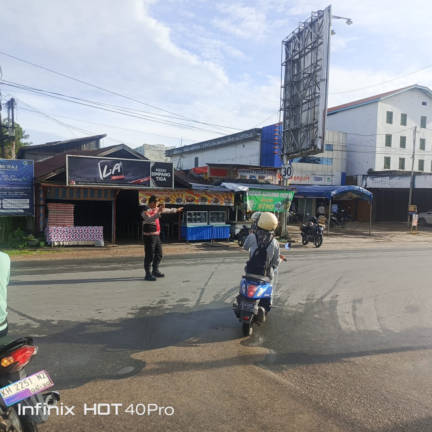 Giat rutin personil Sat Samapta Polres Katingan Lakukan Pengaturan Lalu Lintas di Pagi Hari.