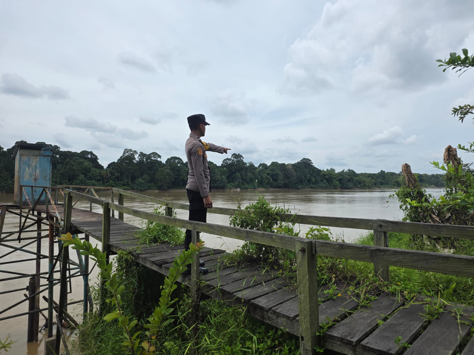 Deteksi Banjir, Polsek Tewang Sangalang Garing dan Pulau Malan Cek Ketinggian Debit Air