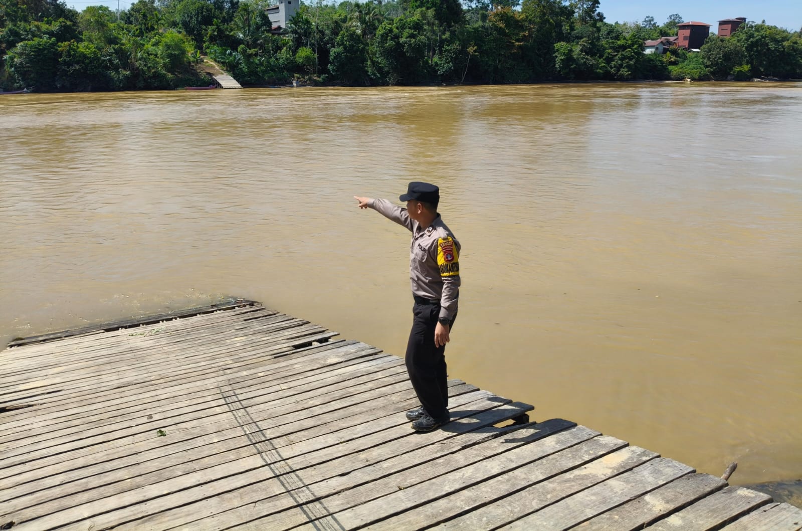 Piket Polsek Marikit Monitoring Debit air Das Katingan.