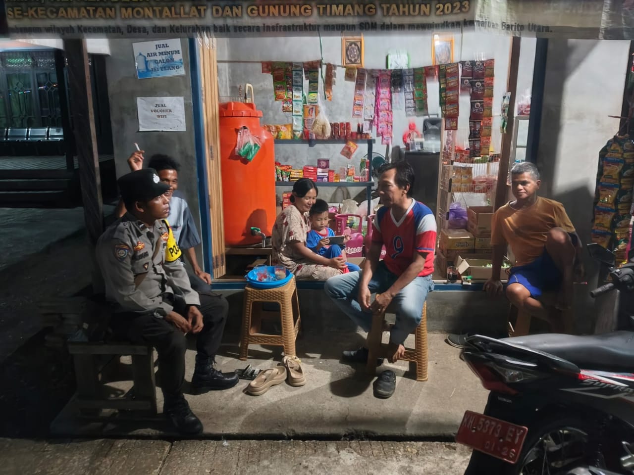 **Polsek Montallat Laksanakan Patroli Malam Untuk Ciptakan Keamanan Dan Ketertiban Masyarakat**