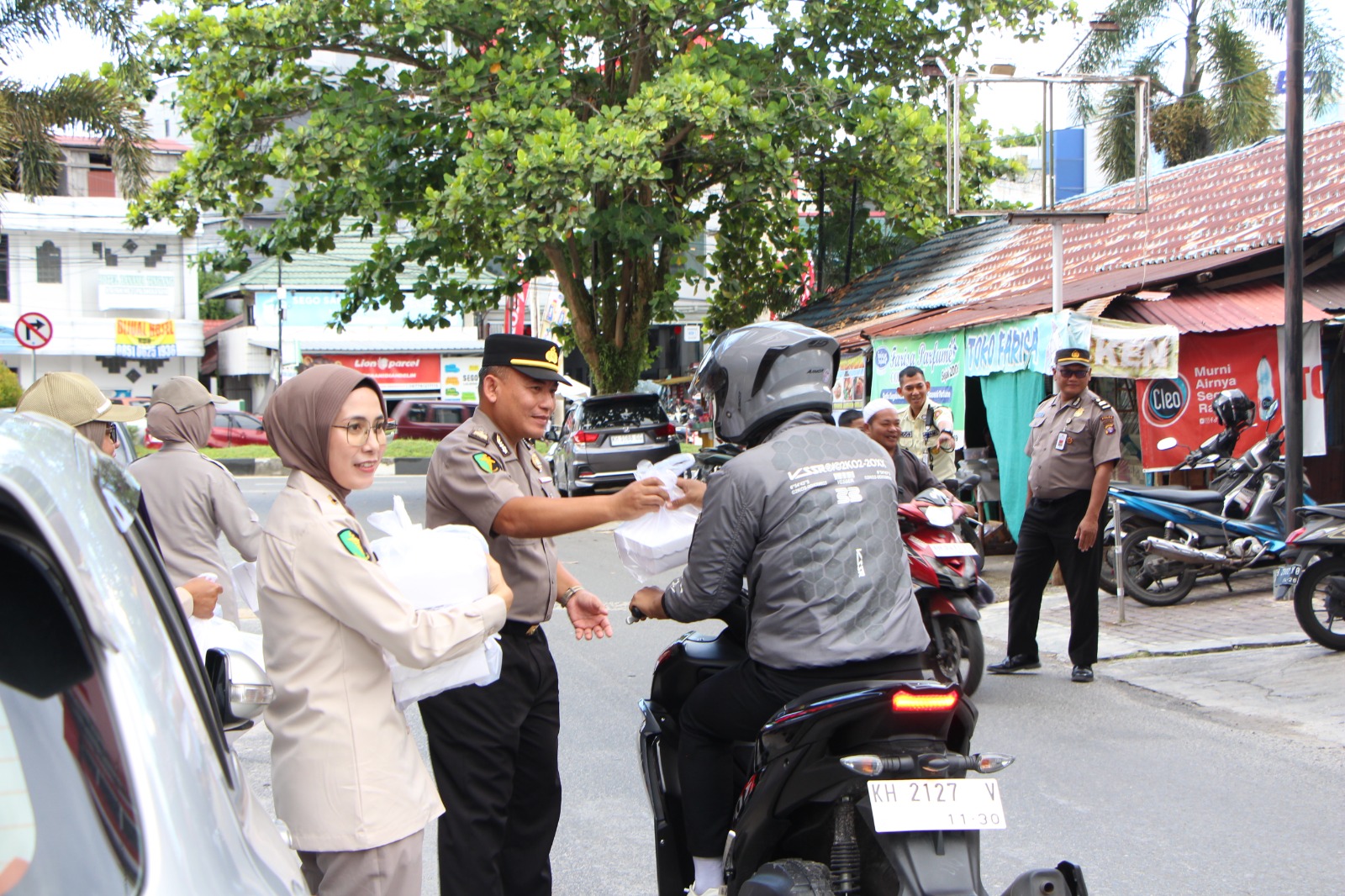 *Polri Tebar Keberkahan Ramadan, Rumkit Bhayangkara Bagikan Takjil Gratis kepada Masyarakat*