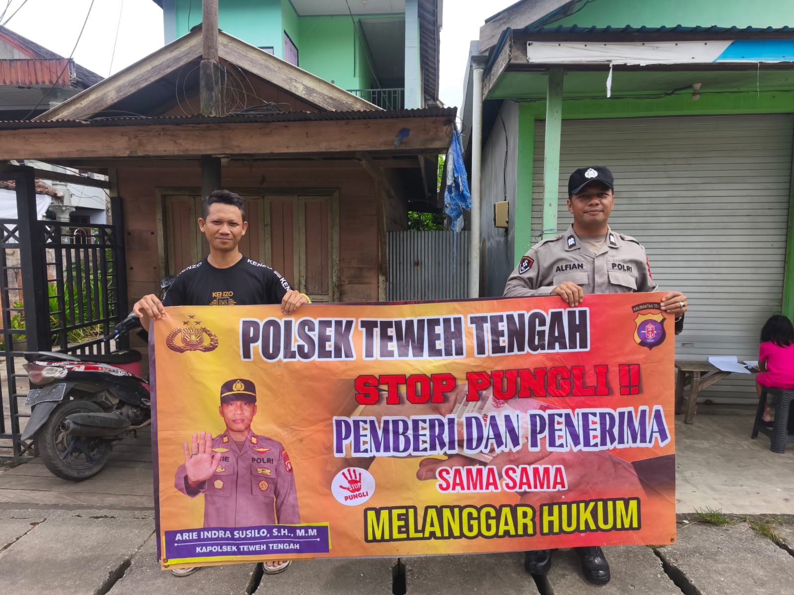 Sosialisasikan Stop Pungli Kepada Masyarakat, Polsek Teweh Tengah Berikan Himbauan Secara Humanis