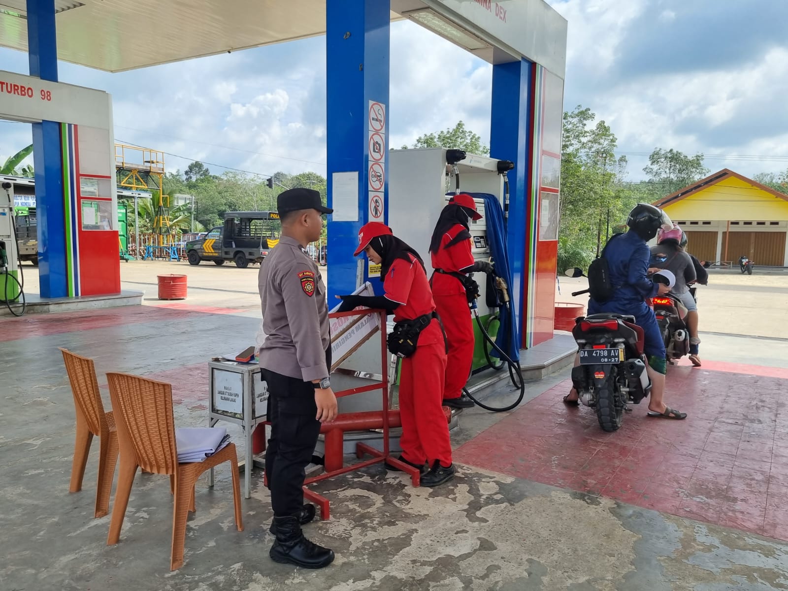 Pantau Aktivitas Masyarakat di SPBU Agar Tetap Kondusif, Polsek Teweh Tengah Laksanakan Patroli ke SPBU di Wilayah Kecamatan Teweh Tengah