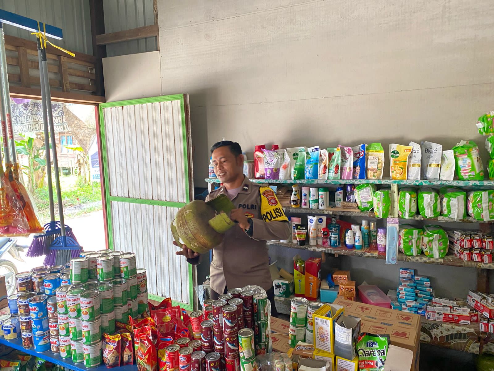 **Polsek Montallat Laksanakan Pengecekan Gas LPG Untuk Pantau Stok Dan Harga Di Pasaran**