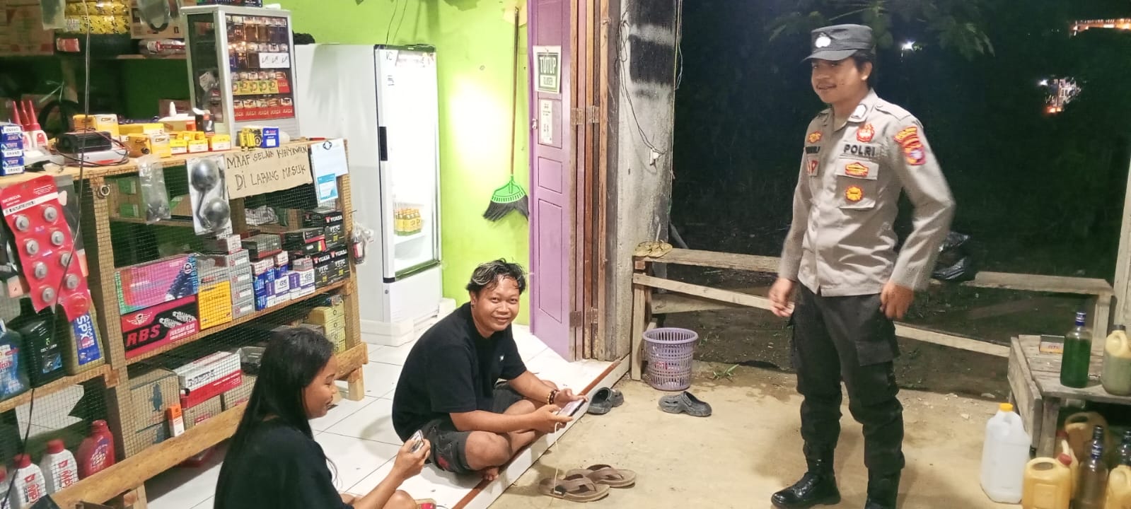 Personil Polsek Sambang Masyrakat yang Sedang Bersantai