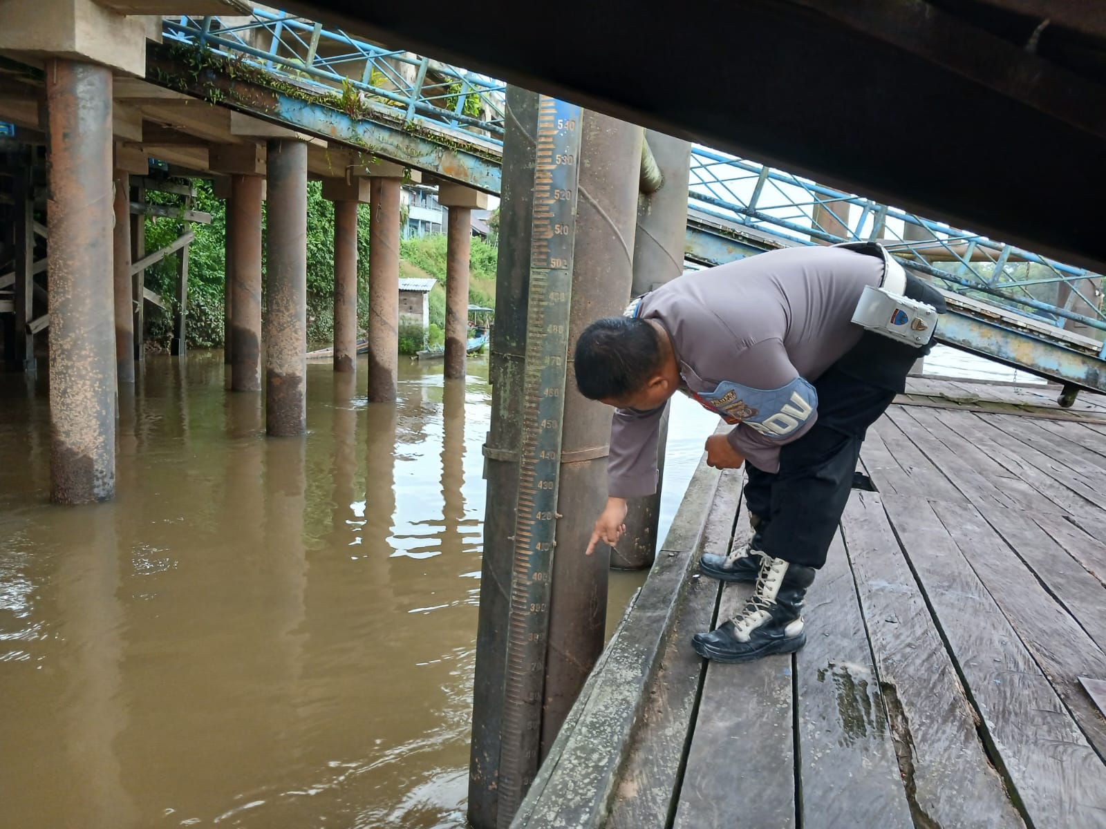 Piket Polsek Bulik Cek debit air di Kelurahan Nanga Bulik