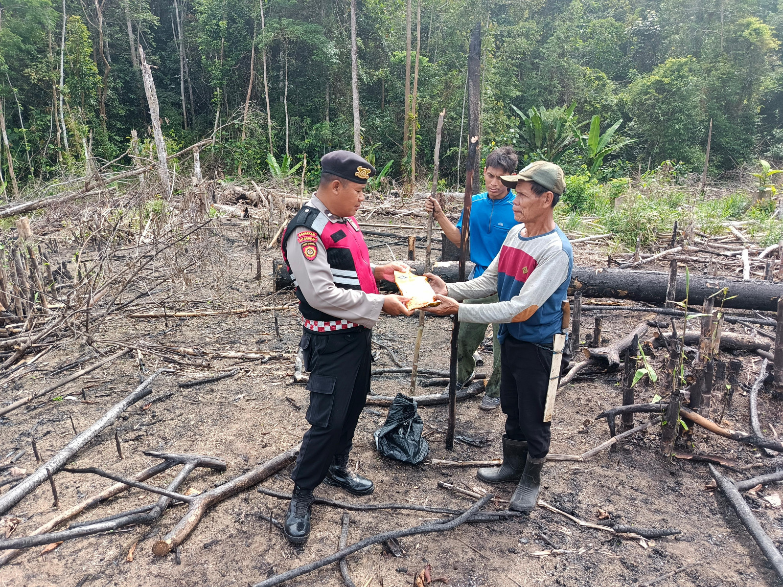 Perkuat Ketahanan Pangan, Bhabinkamtibmas Ajak Warga Tanam Jagung