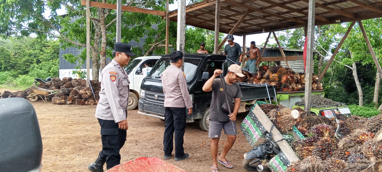 Piket Polsek Silaturahmi ke Masyarakat yang sedang bekerja