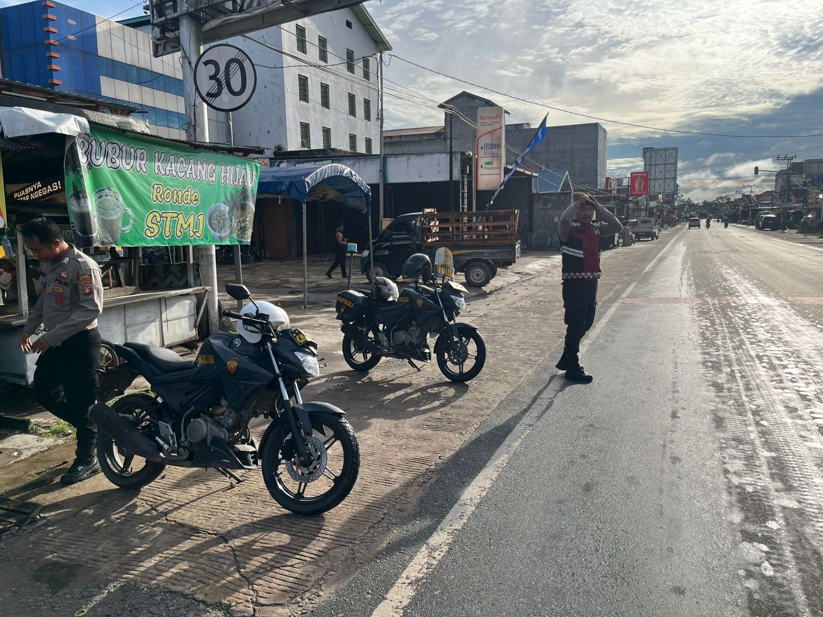 Sat Samapta Polres Katingan Lakukan Pengaturan Lalu Lintas di Pagi Hari, guna Jaga Keselamatan dan memberikan pelayanan kepada masyarakat yang beraktivitas di pagi hari