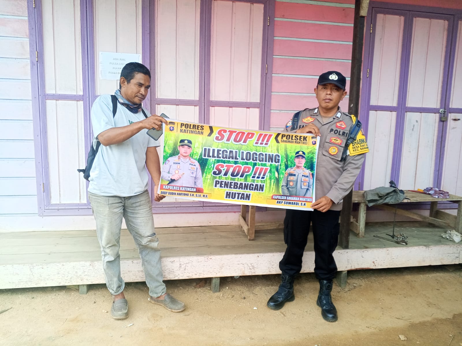 Bhabinkamtibmas laksanakan Sosialisasi kan tentang larangan dan sangsi Pidana bagi pelaku Ileggal Logging kepada masyarakat di Desa Binaan.