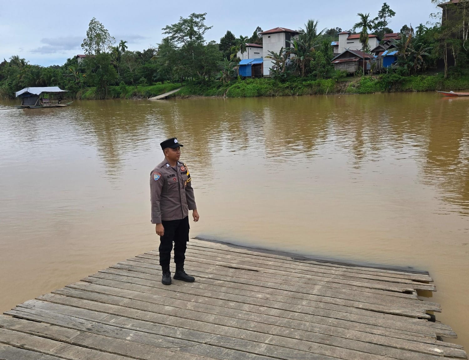 Antisipasi Bencana Banjir, Personil Polsek Marikit Pantau Debit Air DAS Katingan.