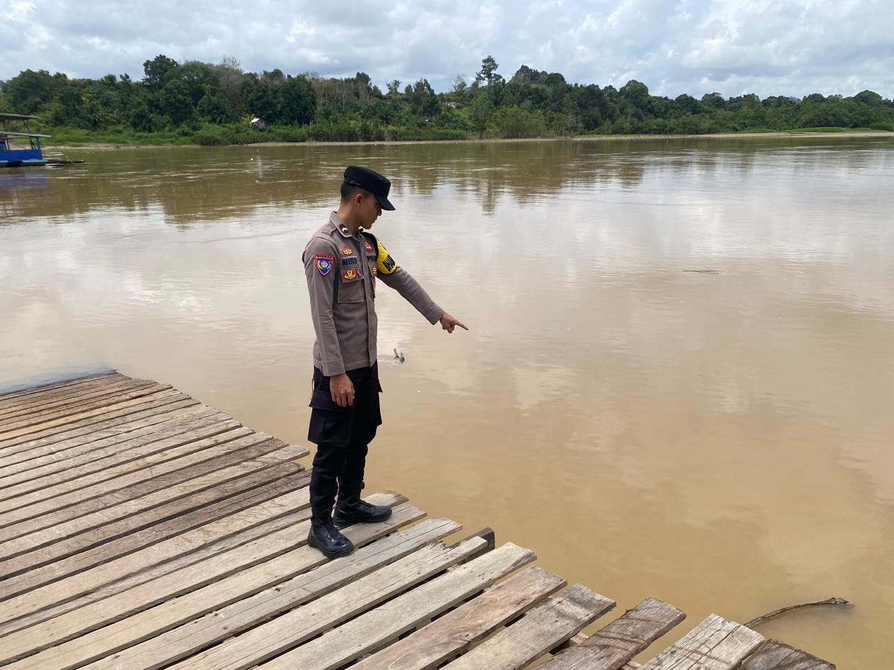 Deteksi Banjir, Polsek Tewang Sangalang Garing dan Pulau Malan Cek Ketinggian Debit Air