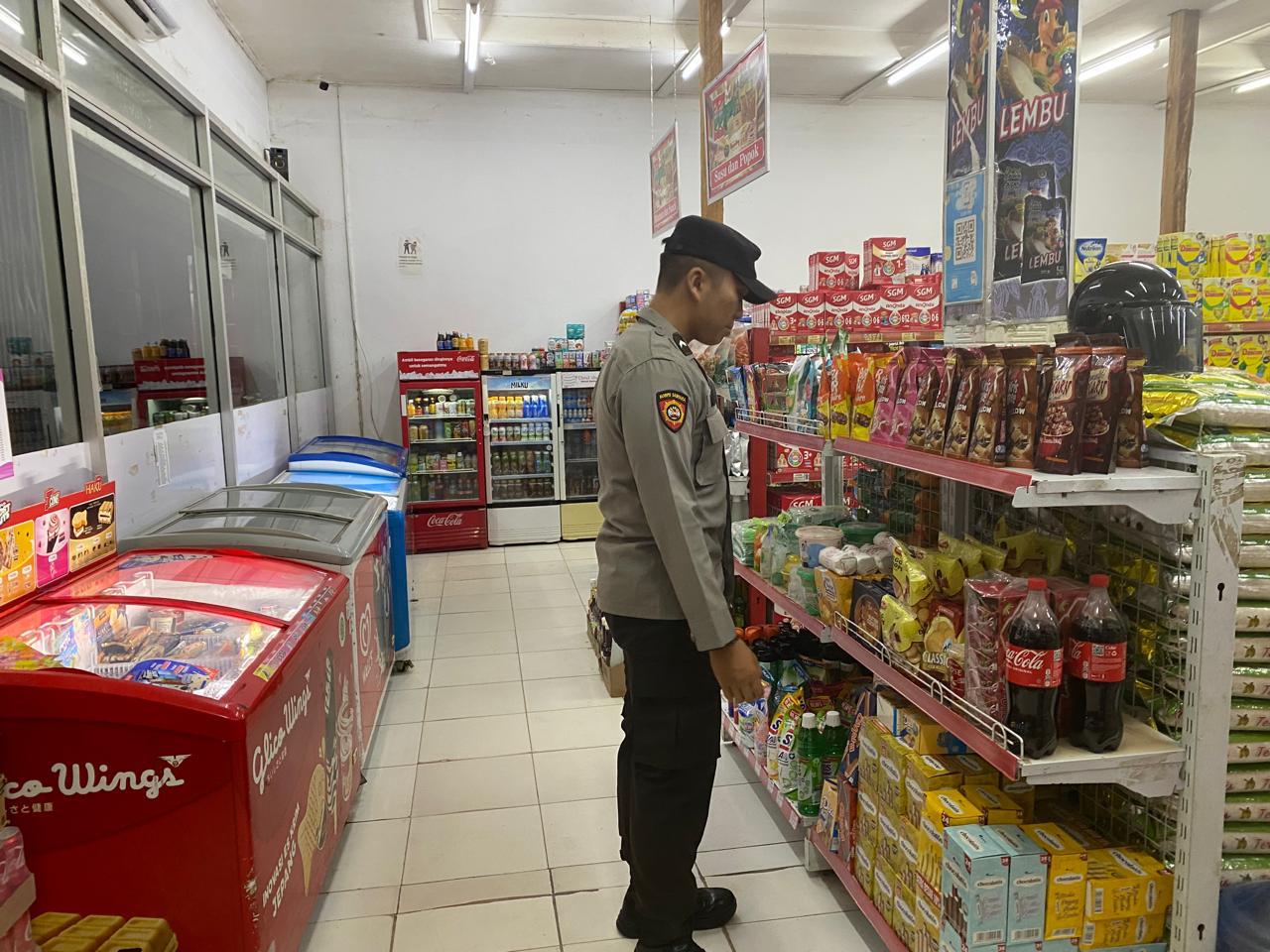 Cegah Gangguan Kamtibmas, Piket Polsek Sematu Jaya Patroli ke Pertokoan