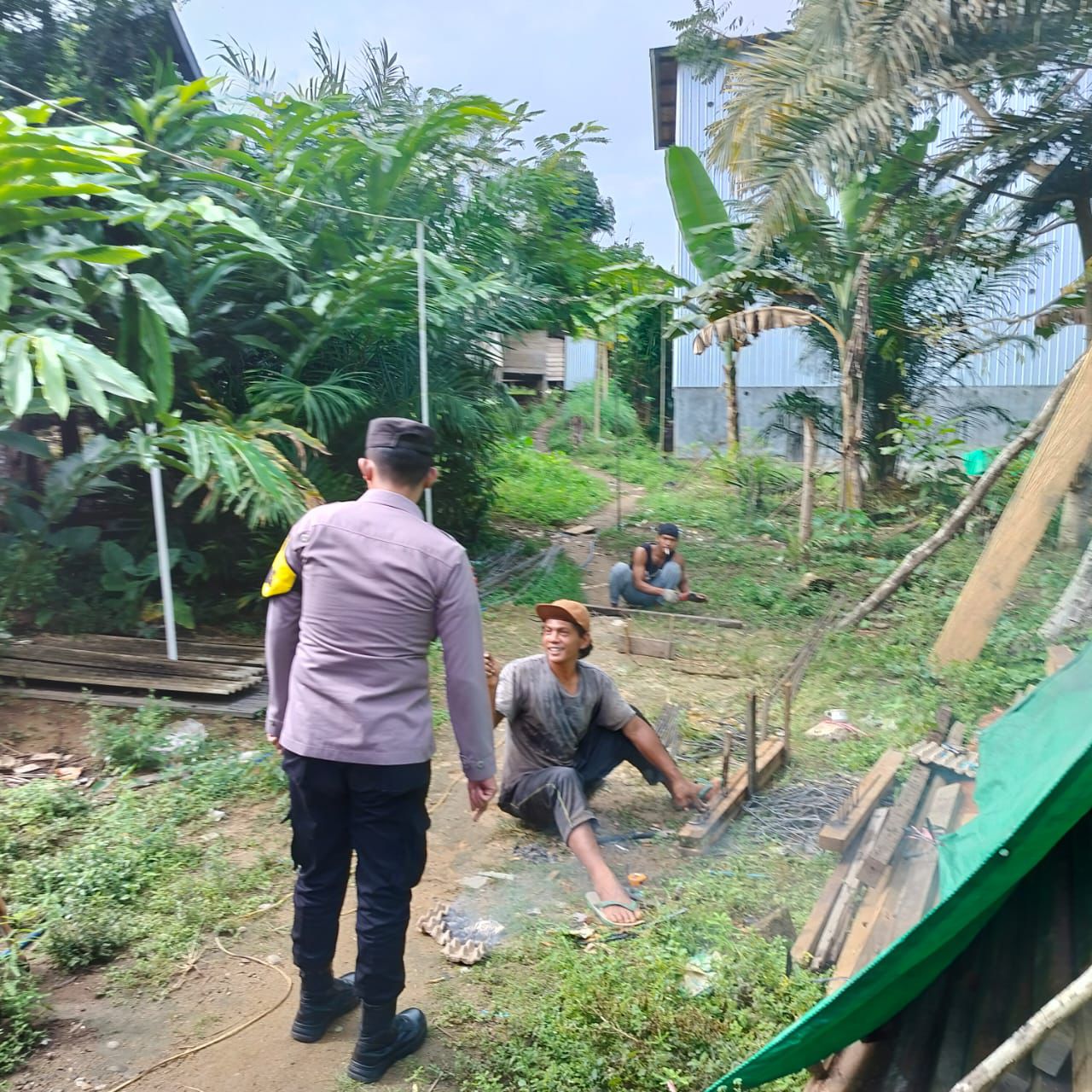 Piket Polsek Delang melaksanakan Silaturahmi ke warga masyarakat