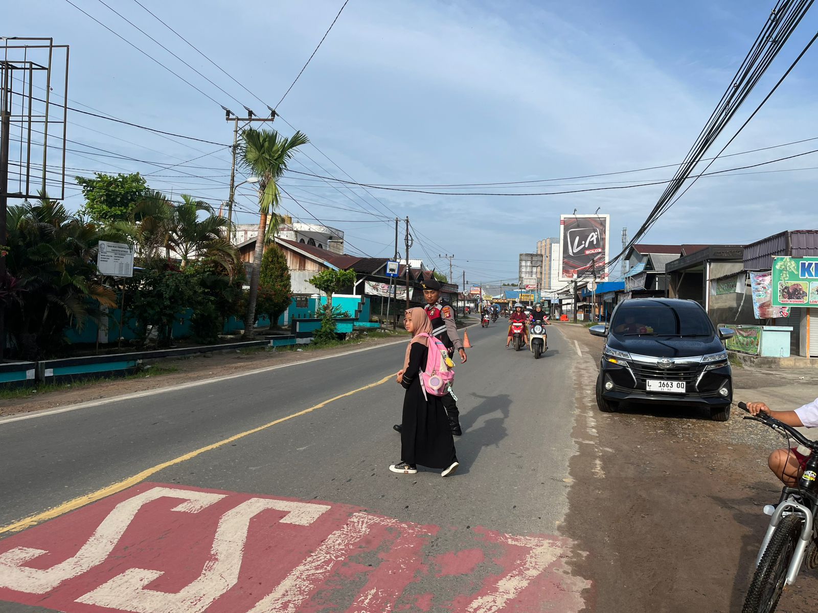SAT SAMAPTA POLRES KATINGAN LAKSANAKAN PENGATURAN LALU LINTAS PAGI HARI.
