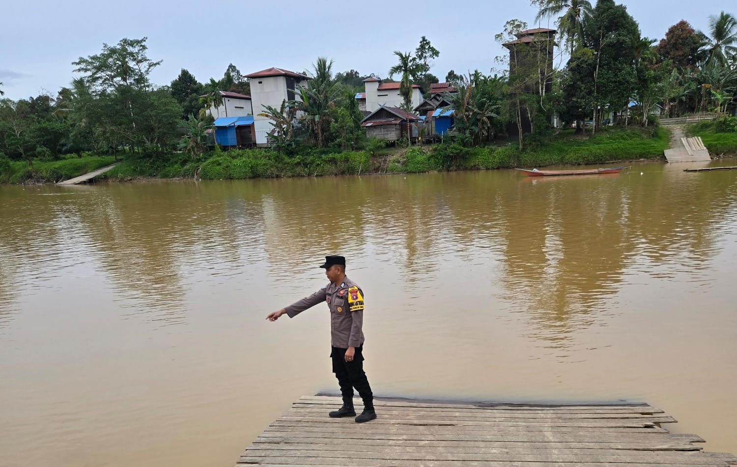 Antisipasi Bencana Banjir, Personil Polsek Marikit Pantau Debit Air DAS Katingan.
