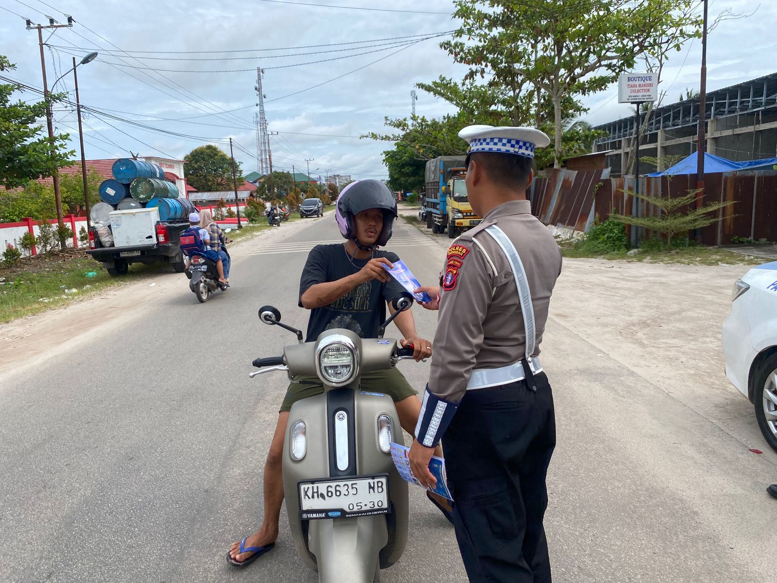*Pembagian Brosur Keselamatan Berlalu Lintas Kepada masyarakat.*