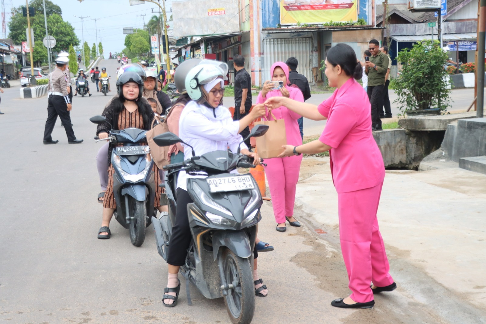 Wujud Kepedulian Ramadan, Kapolres Lamandau dan Ketua Bhayangkari Berbagi Takjil ke Masyarakat