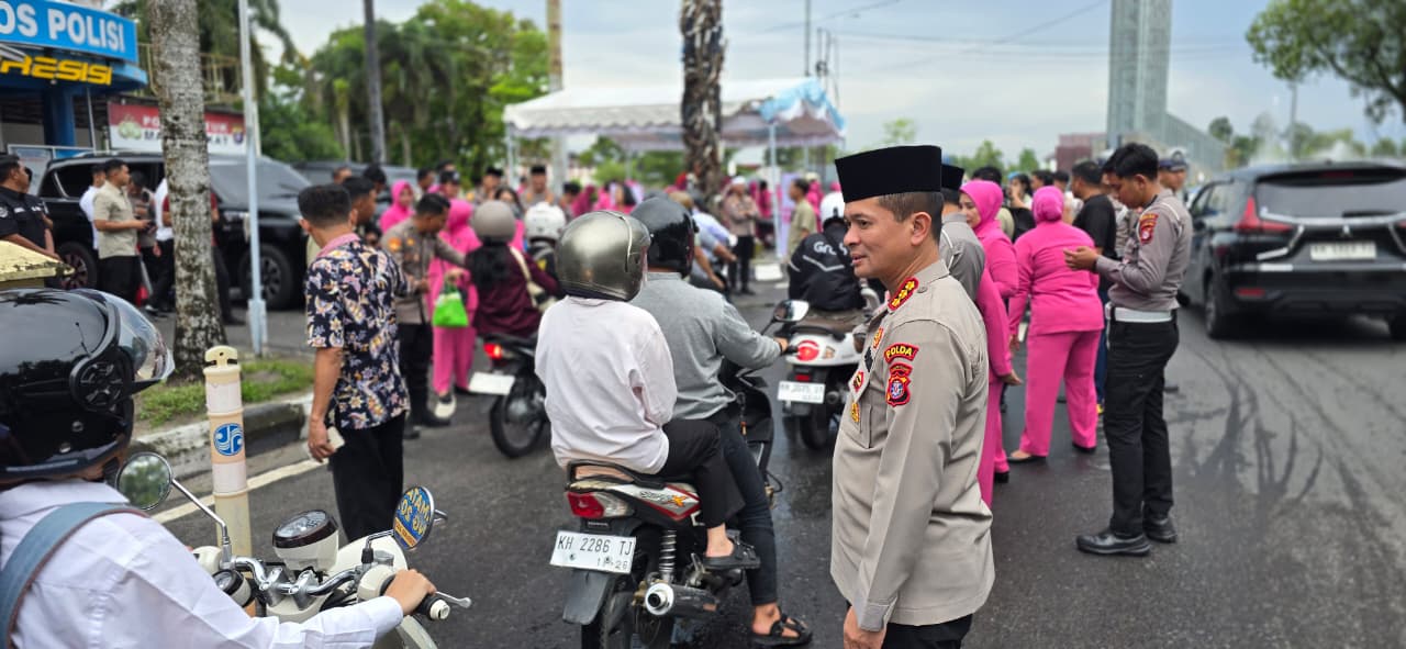Berkah Ramadan, Polda Kalteng Bagikan Ratusan Takjil Gratis untuk Masyarakat