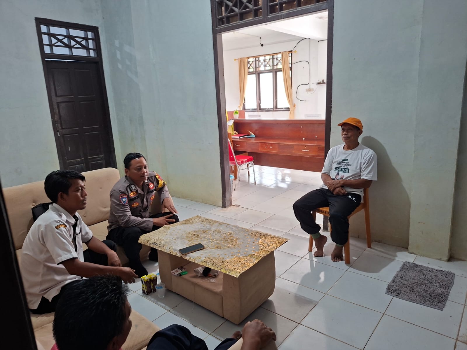 Bhabinkamtibmas Tingkatkan Kemitraan melalui Silaturahmi ke Kantor Desa Binaan