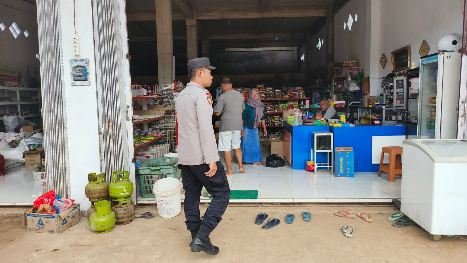 Piket Polsek Delang Sambangi Pedagang, Jalin Kedekatan dengan Masyarakat