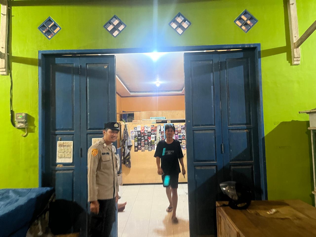 Personel Polsek lamandau melaksanakan sambang kerumah warga yang sedang satai