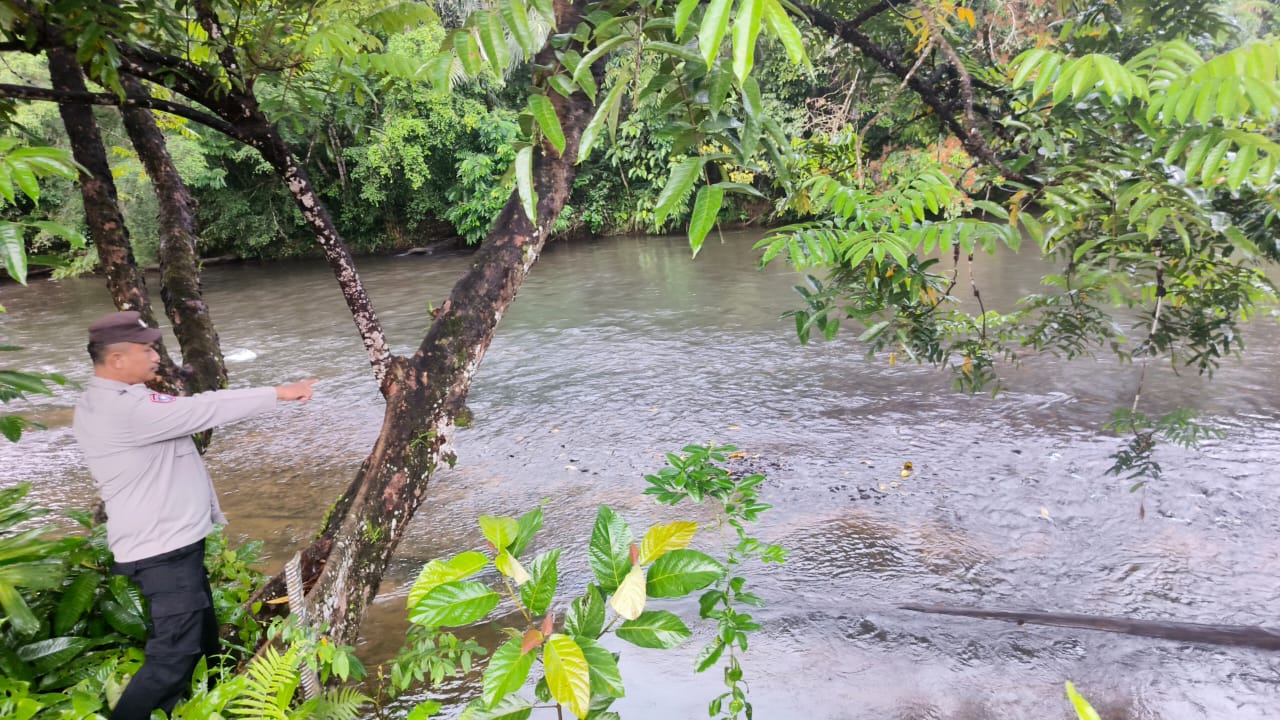 Piket Polsek Delang cek debit air DAS Delang