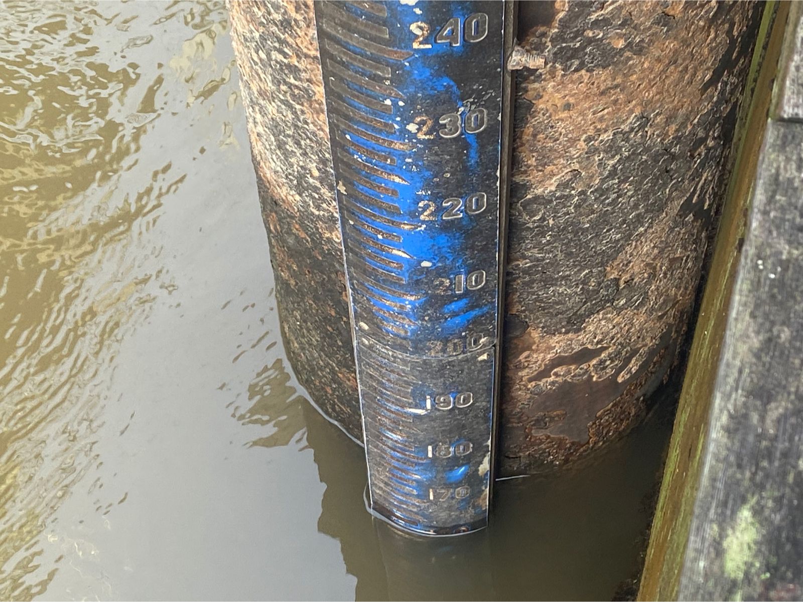 Piket Polsek Bulik Cek debit air di Kelurahan Nanga Bulik