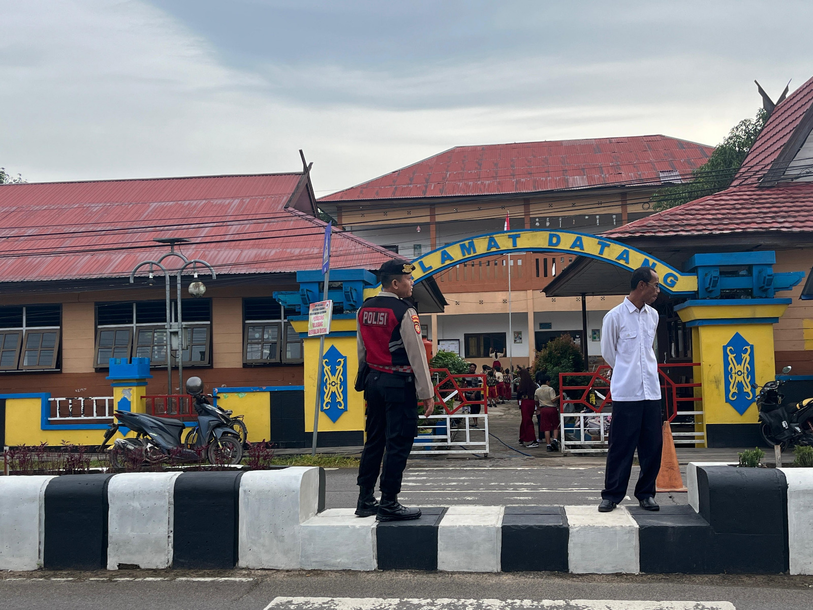 Ciptakan Keamanan Lalu Lintas, Samapta Polres Lamandau Bantu Anak Sekolah Menyeberang Jalan