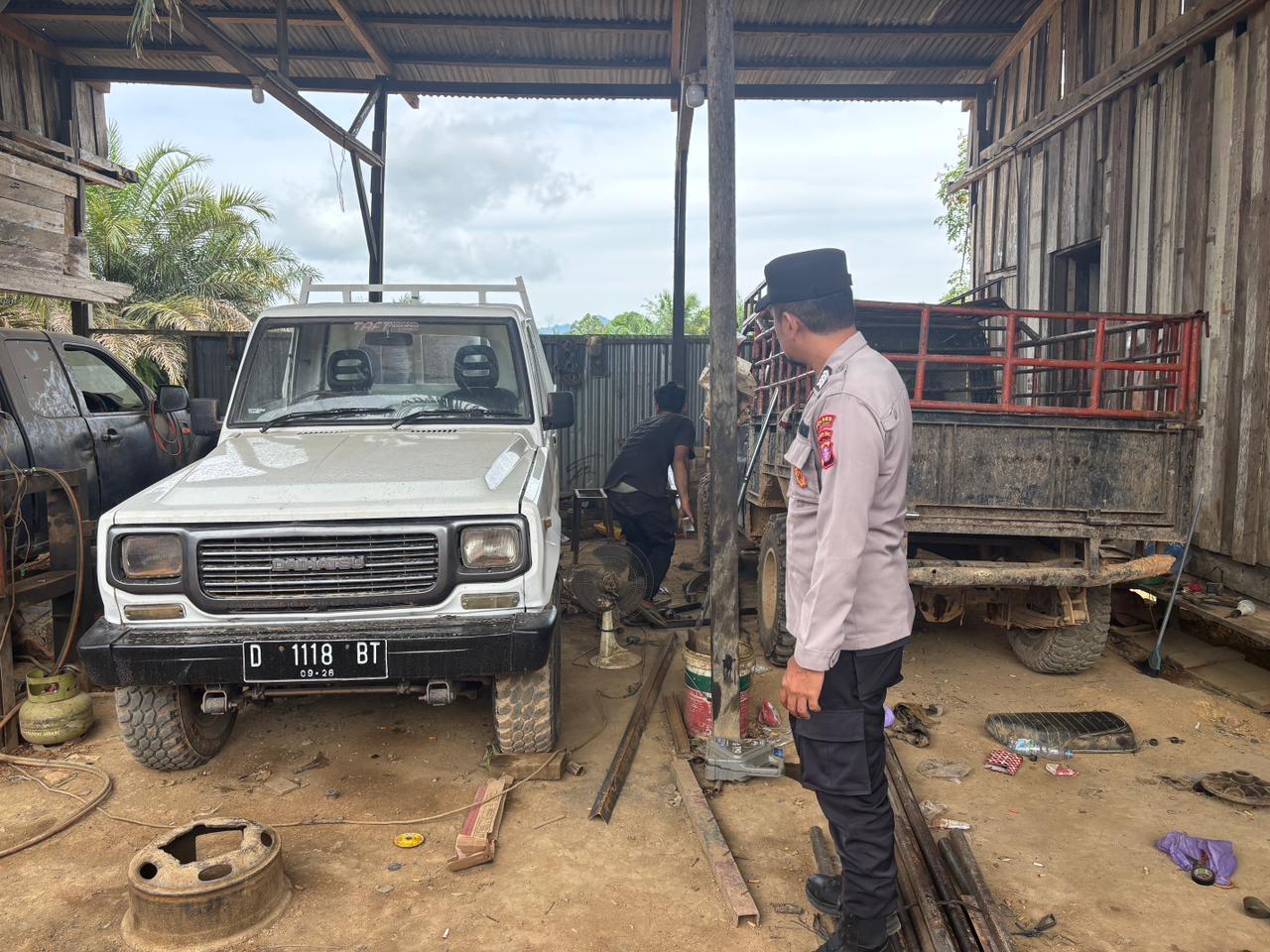 Piket Polsek Silaturahmi ke Masyarakat yang sedang bekerja