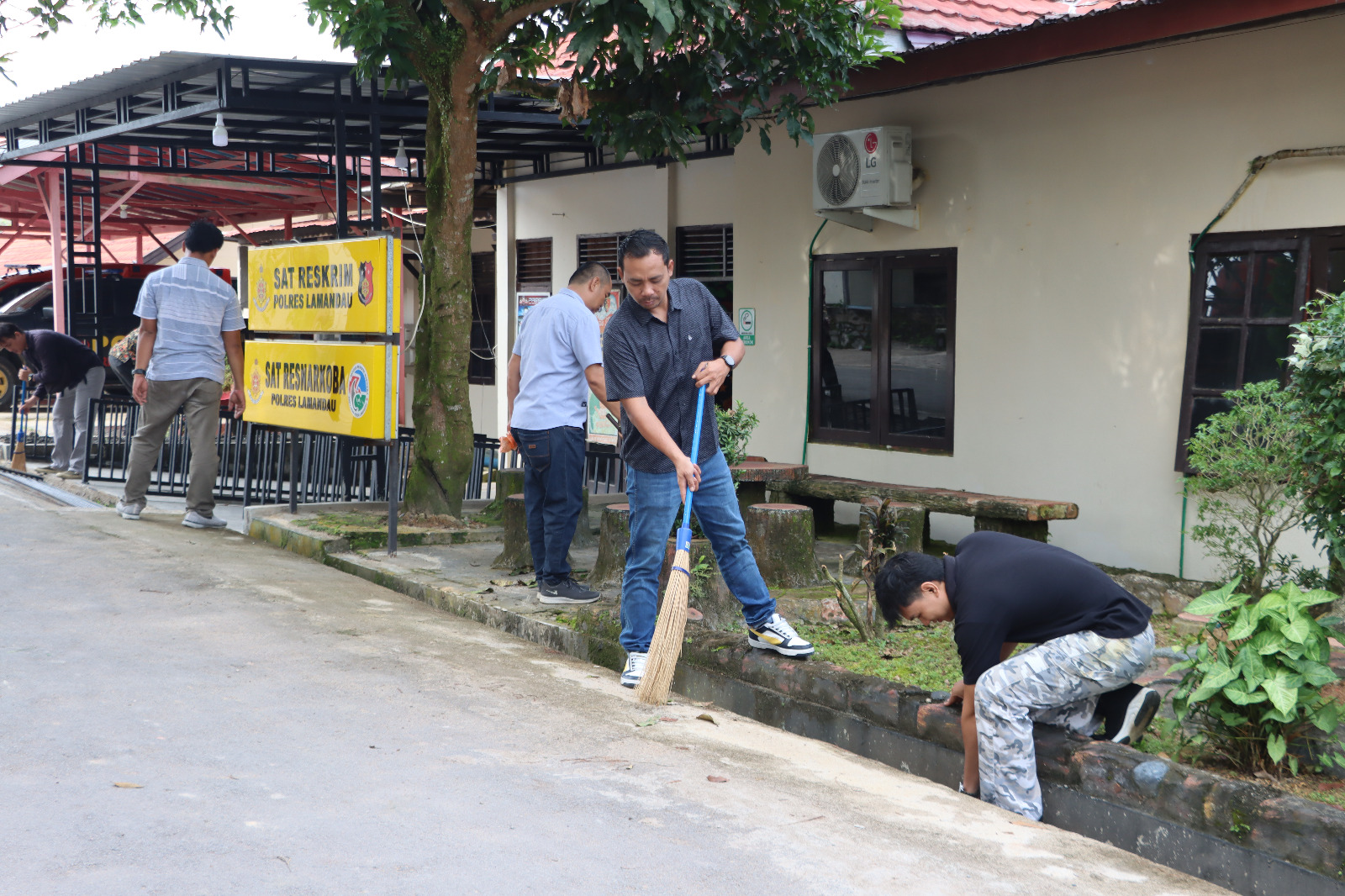 Dukung Kelestarian Alam, Personel Polres Lamandau Laksanakan Gerakan Indonesia ASRI