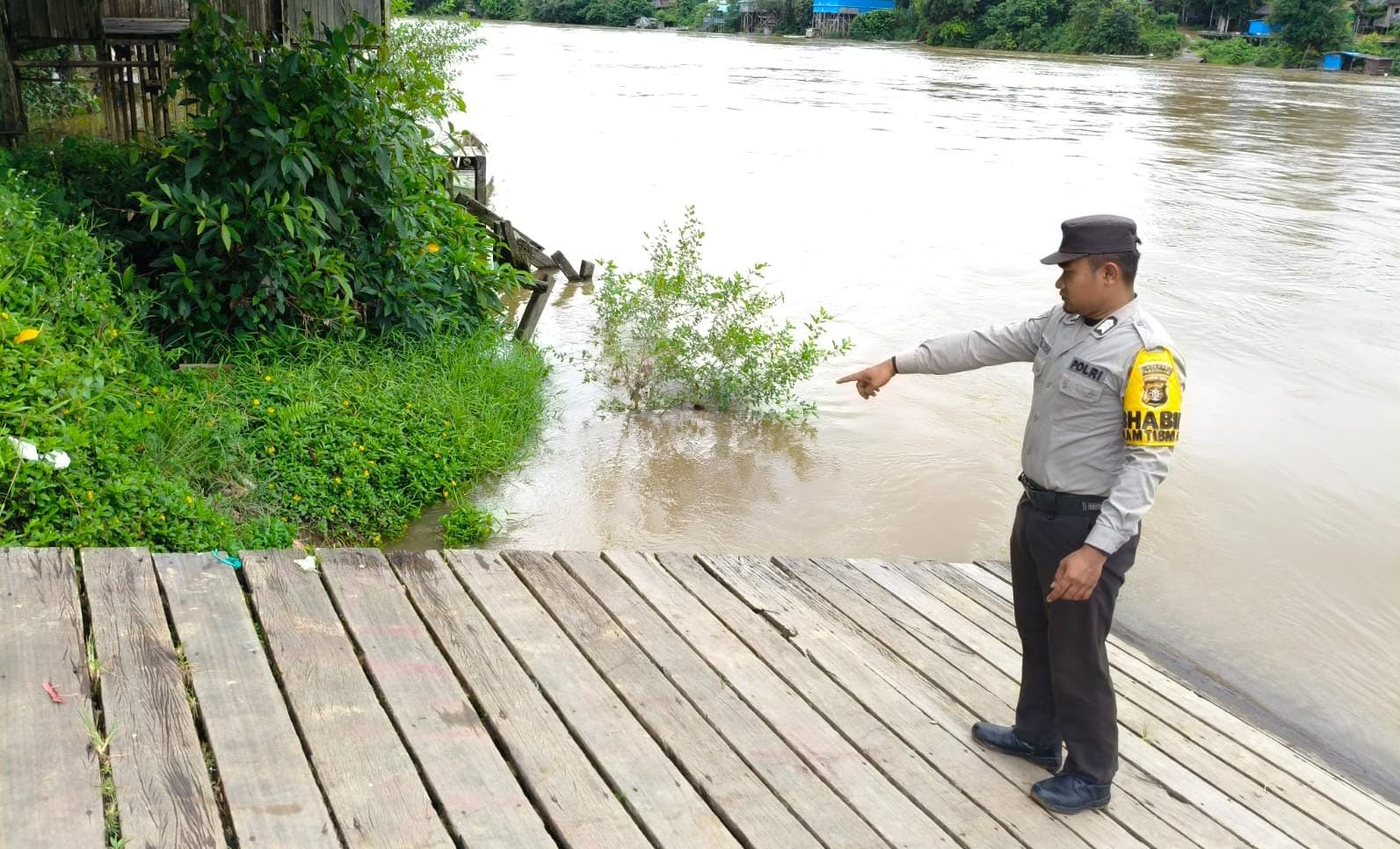 Antisipasi Bencana Banjir, Personil Polsek Marikit Pantau Debit Air DAS Katingan.