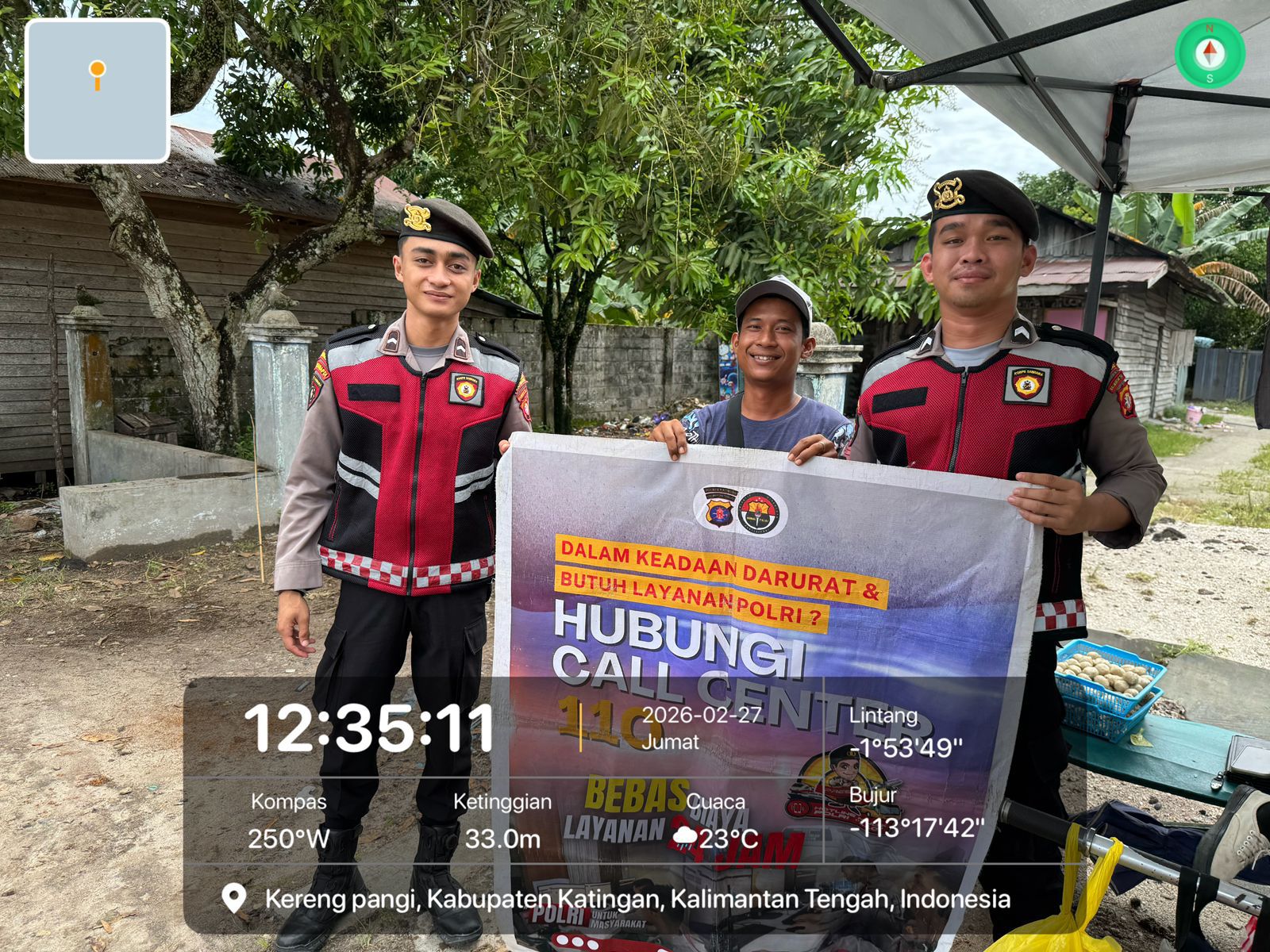 Personel Samapta Polres Katingan Sosialisasikan Call Center 110 Polri kepada Masyarakat Desa Hampalit olehPersonel Samapta Polres Katingan.