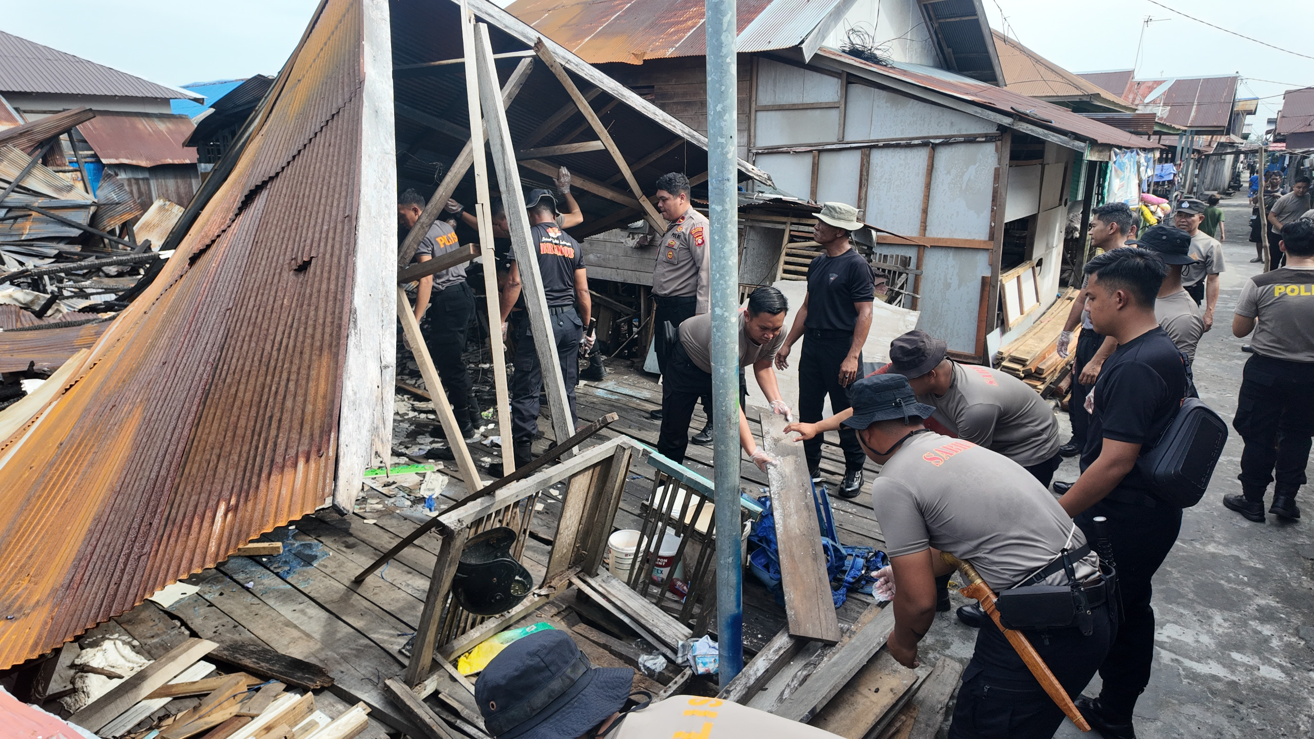 Polda Kalteng Gelar Aksi Bakti Sosial dan Kebersihan di Lokasi Kebakaran Mendawai, Wujud Solidaritas Untuk Indonesia Asri