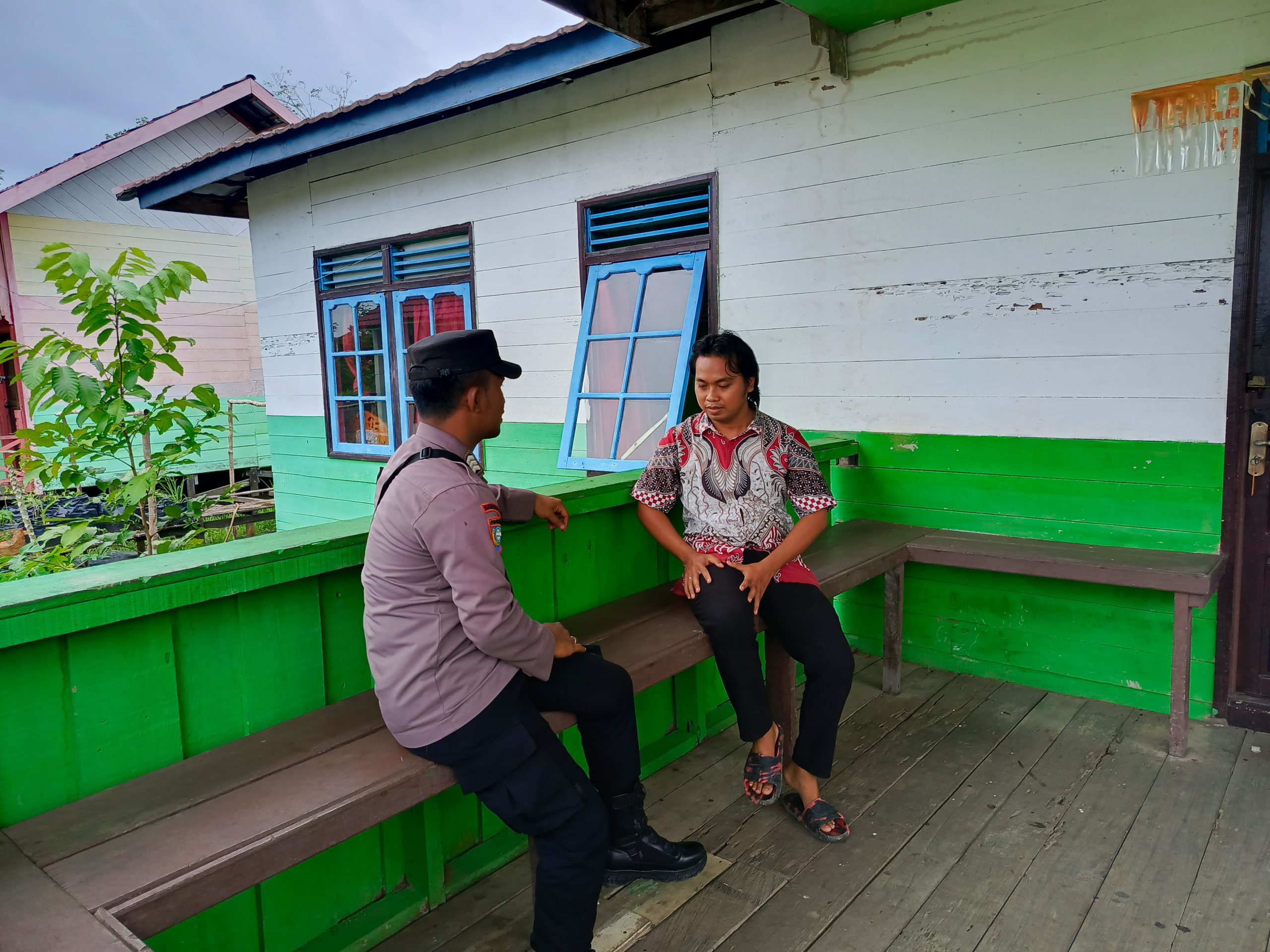 Bhabinkamtibmas Polsek Mendawai Melaksanakan Sambang Kamtibmas Ke Warga Desa Binaannya