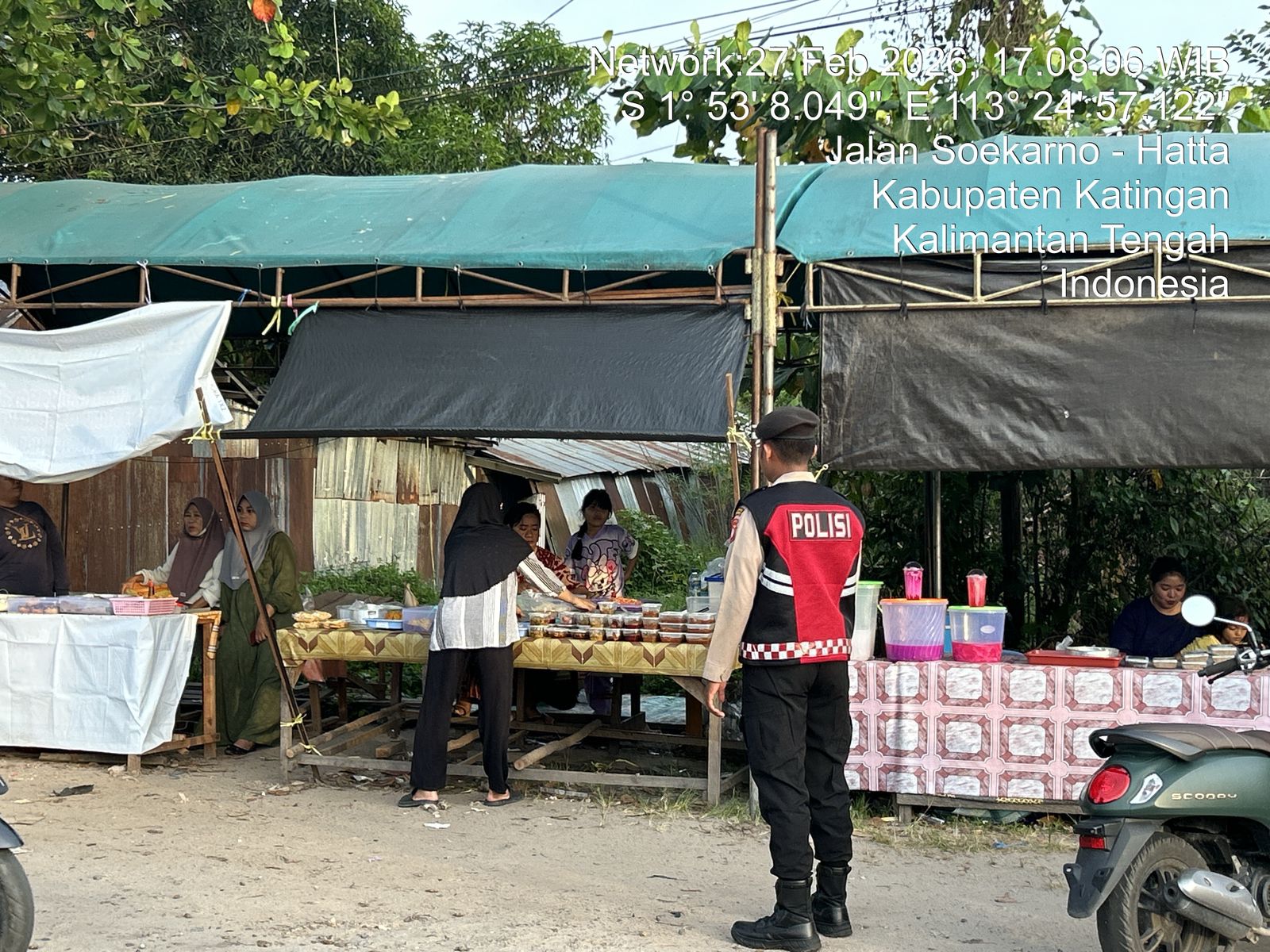 Personel Samapta Laksanakan Patroli di Pasar Ramadan untuk Cegah Tindak Pidana.