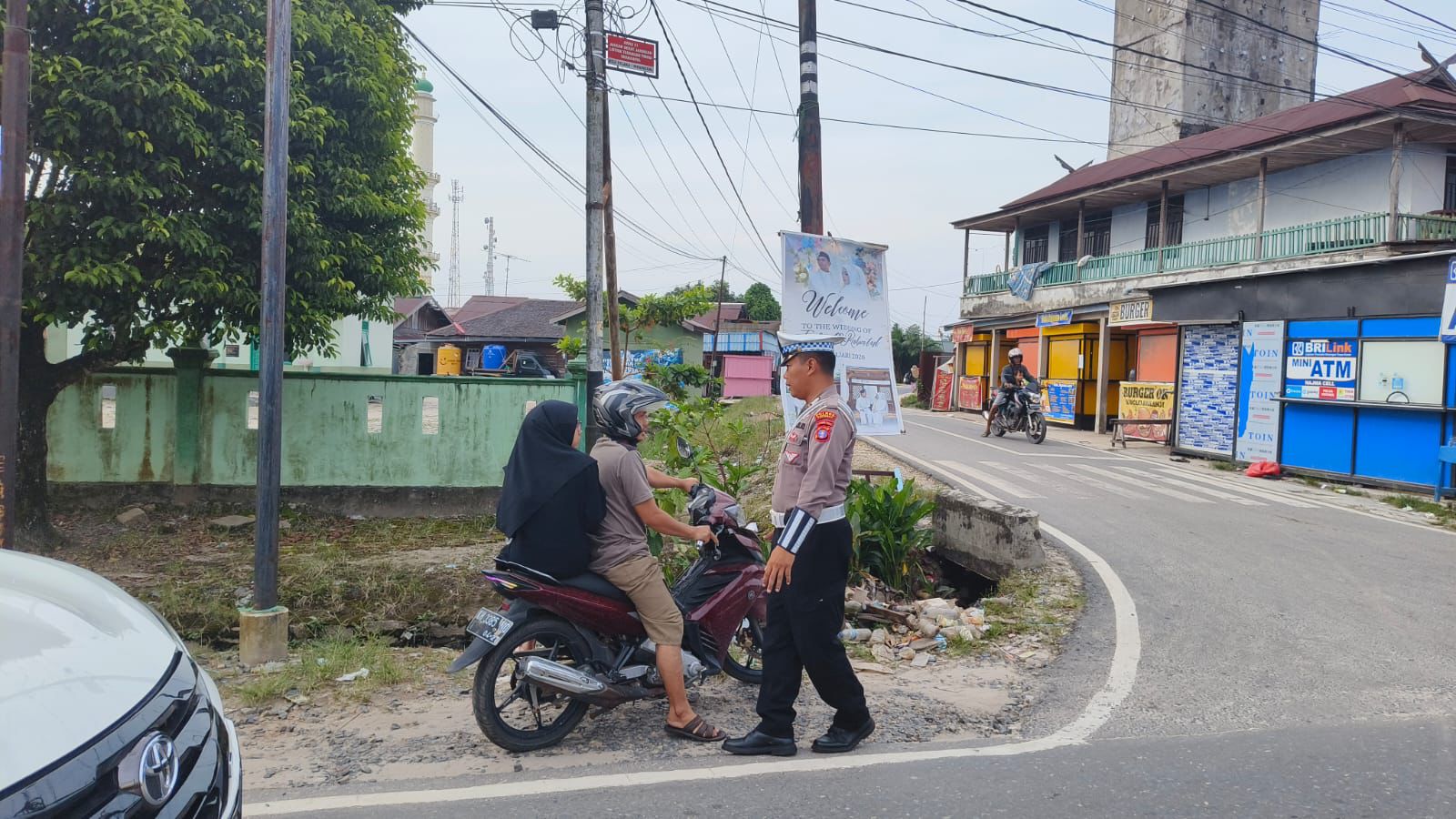 Tidak Menggunakan Helm Saat Berkendara Personel Satlantas Berikan Teguran Humanis.