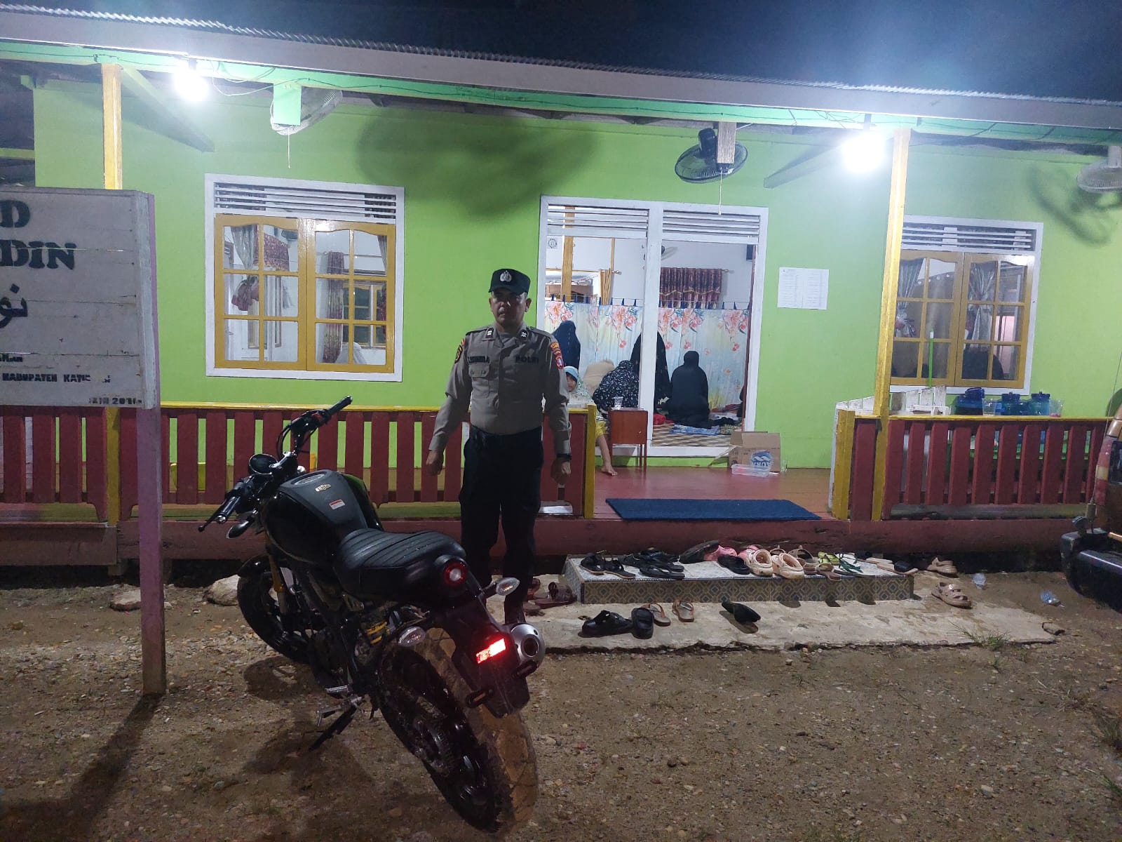 Ciptakan rasa aman selama Ramadhan 2026, Polsek Katingan Hulu Polres Katingan Amankan Ibadah sholat Taraweh diwilayah Kecamatan Katingan Hulu Kabupaten Katingan.