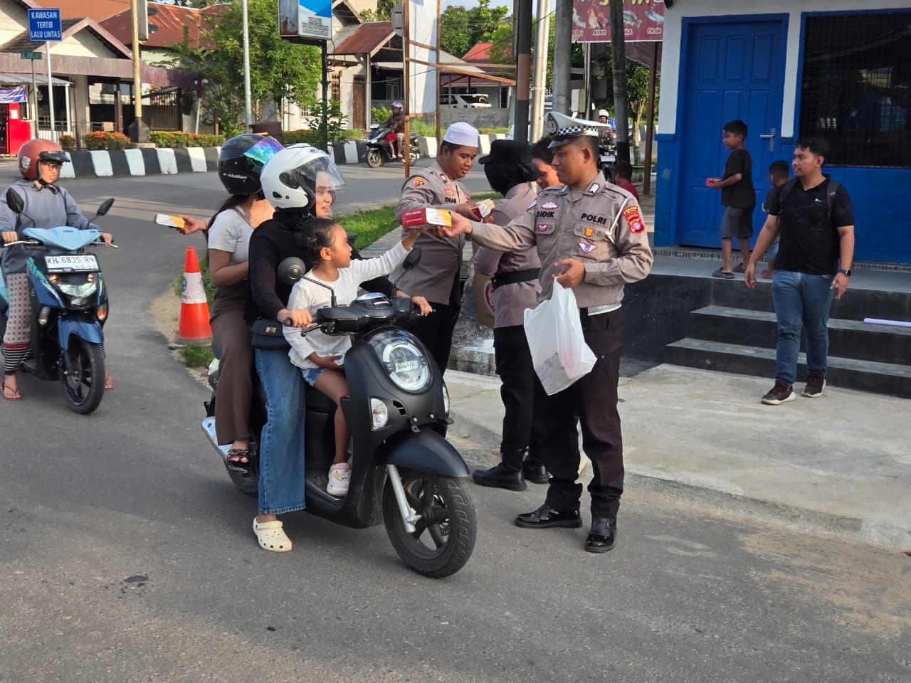 Di Bulan Penuh Berkah, Personel Polres Turun ke Jalan Berbagi Takjil