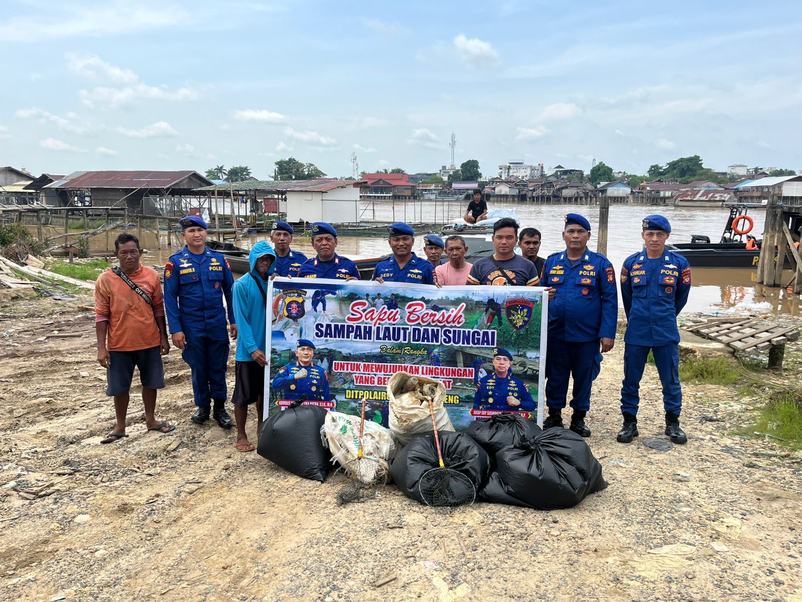 Wujudkan Lingkungan Sehat, Ditpolairud Bersihkan Sampah Di pesisir sungai das kahayan